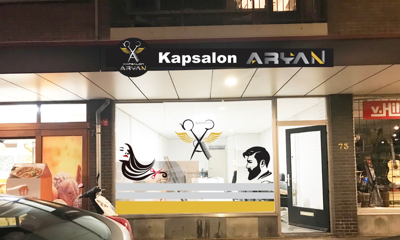 De winkelpui van Kapsalon Aryan aan de Grote Markt 73 's avonds, met het verlichte bord en de schaar met vleugels op het raam